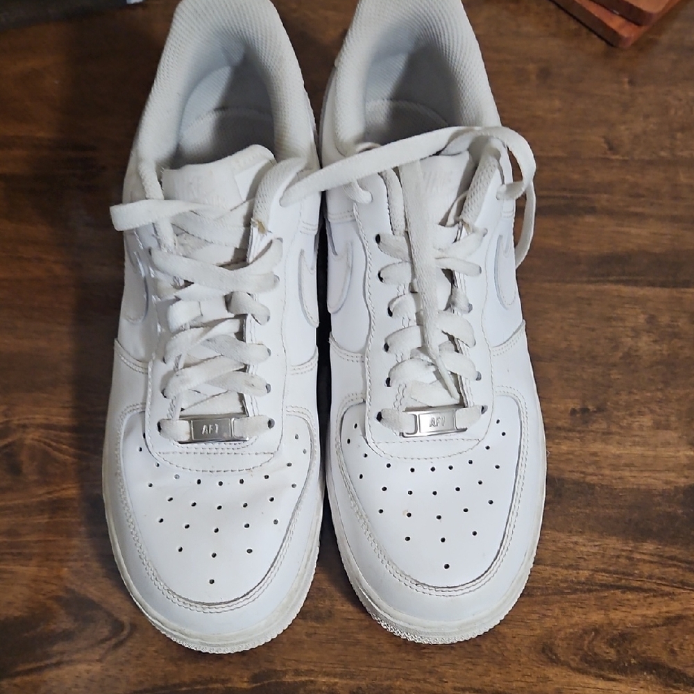 White Sneakers with Classic Silhouette